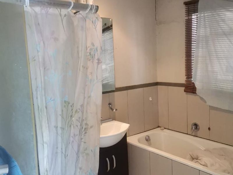 Calling all deveopers or someone keen to take on a project home!! - Photo 9