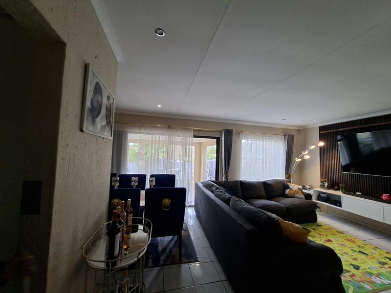 3 Bedroom/2 Bathroom Townhouse with wrap around garden - Photo 5