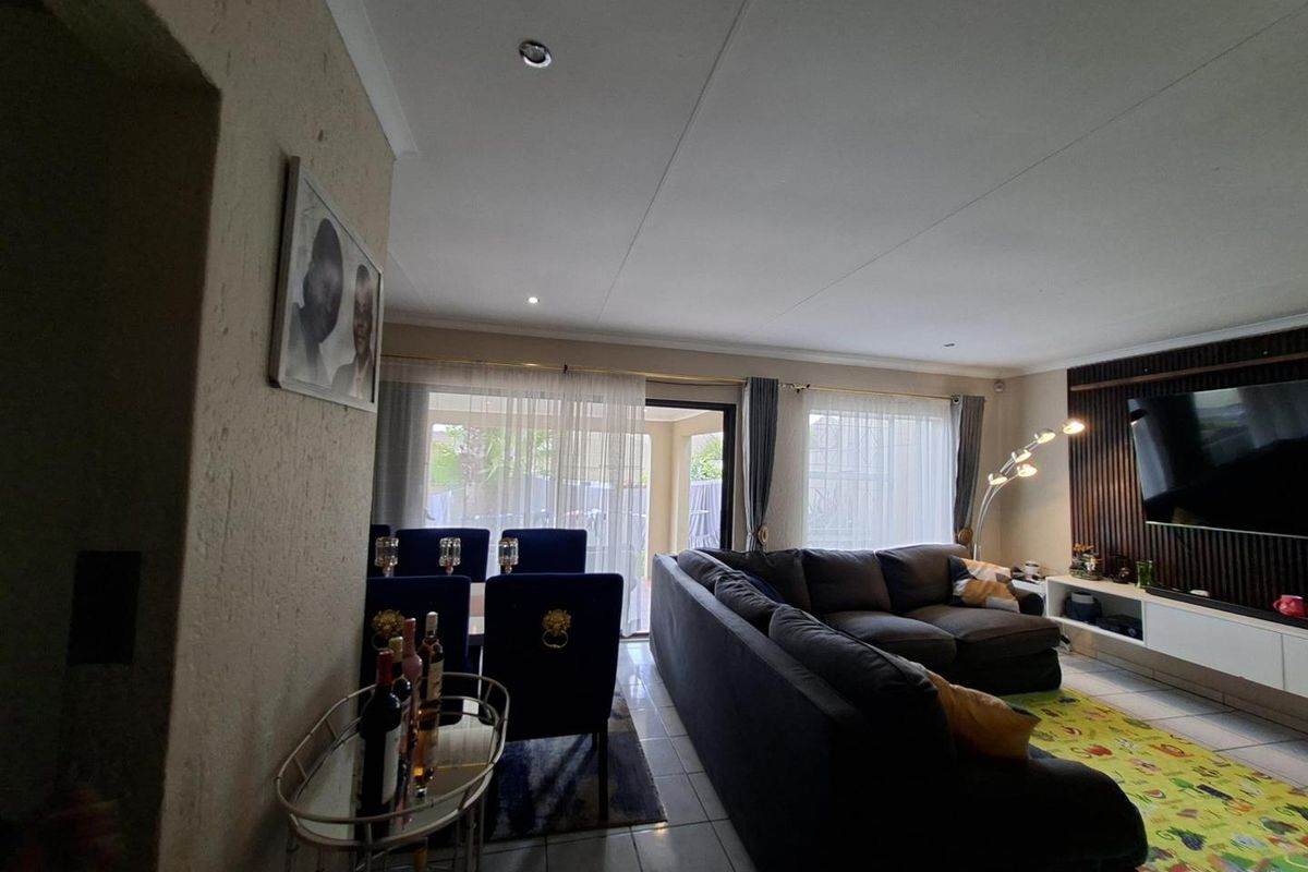 3 Bedroom/2 Bathroom Townhouse with wrap around garden - Photo 5