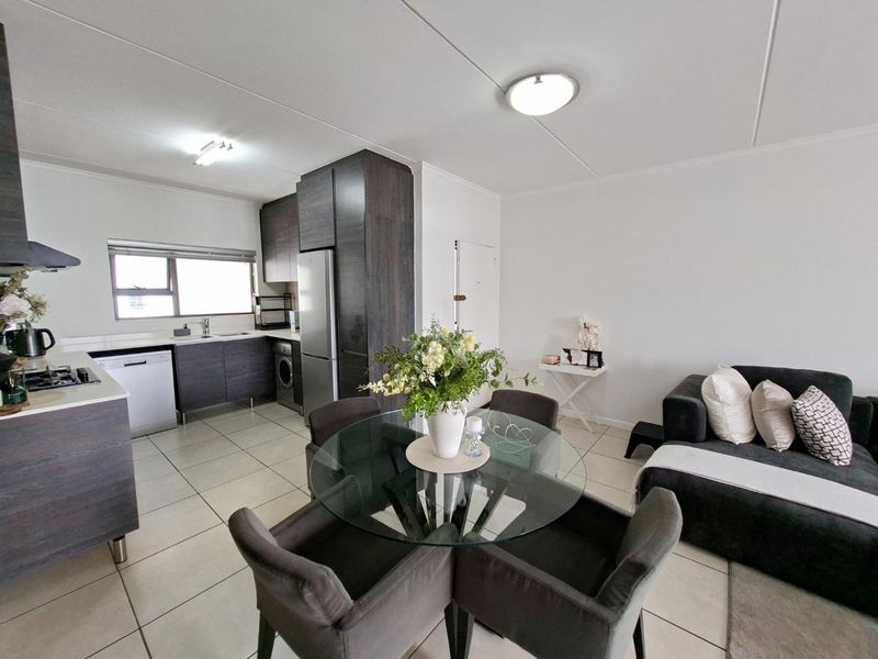 Immaculate 2 bed, 2 bath, 2nd floor apartment available in Petervale - Photo 4