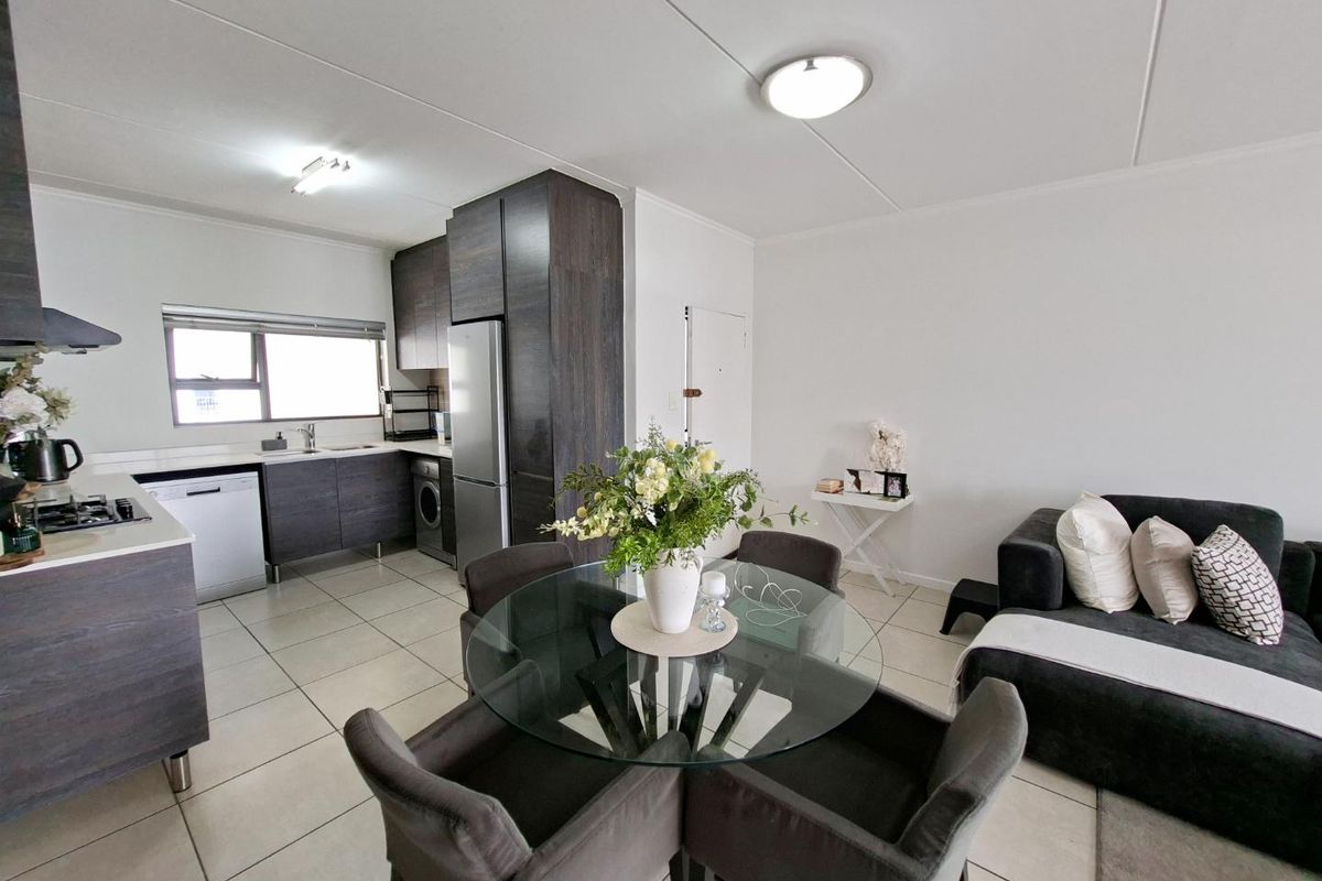 Immaculate 2 bed, 2 bath, 2nd floor apartment available in Petervale - Photo 4