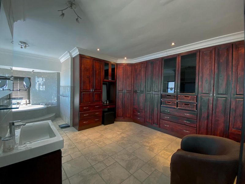 6 Bedroom House for Sale in Hage Heights - Photo 7