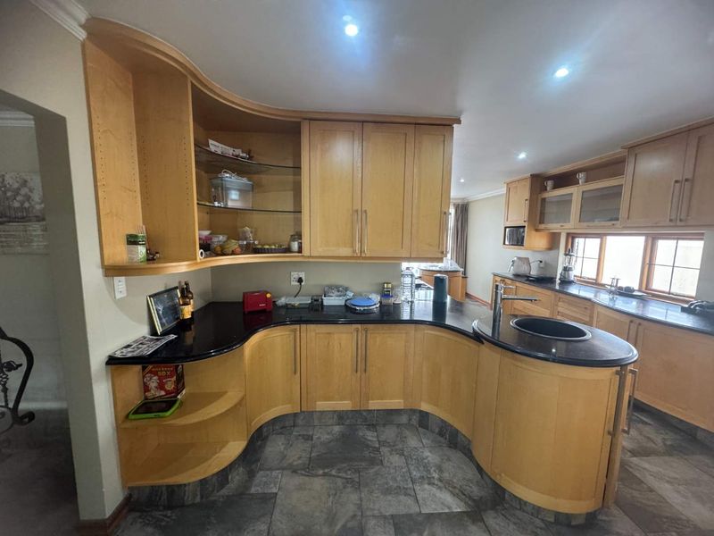 Huge Family Home with Flatlet - Photo 7