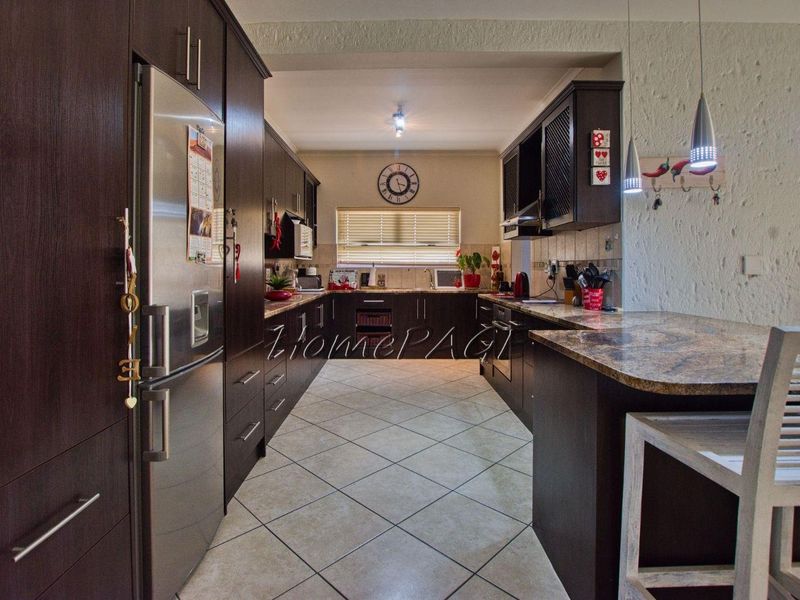 Fairway Estate, Walvis Bay: 4 Bedr double storey home with lots of space for sale - Photo 9