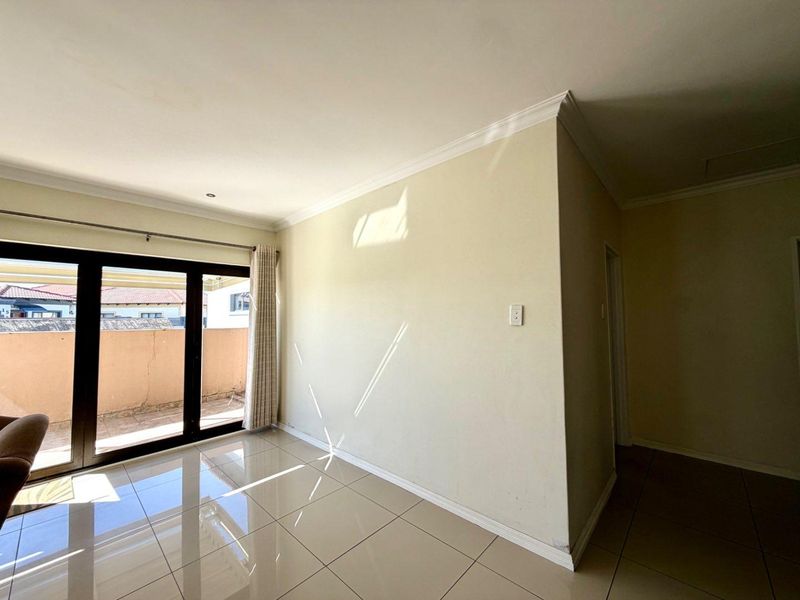 Modern 3 Bedroom 2 bathroom House - Photo 7