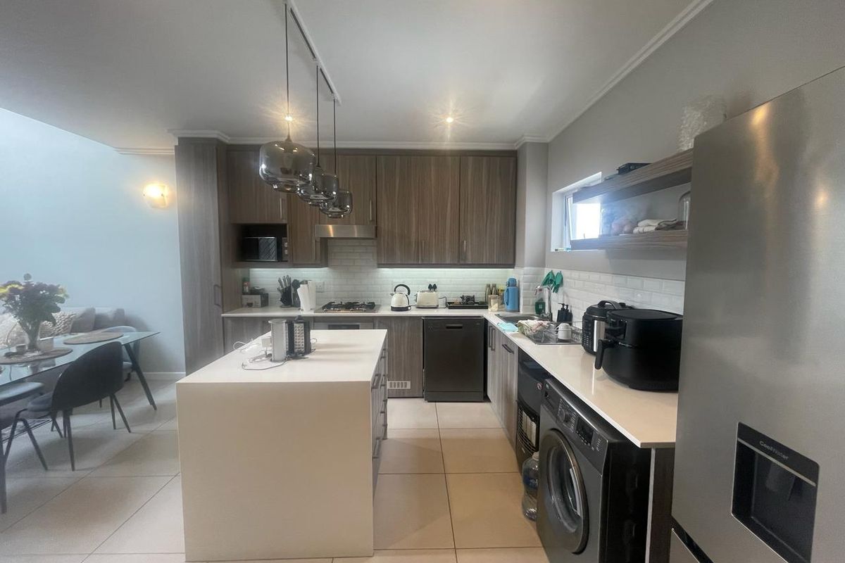 Elegant Duplex Living in Prime Morningside 2 bedroom - Photo 2