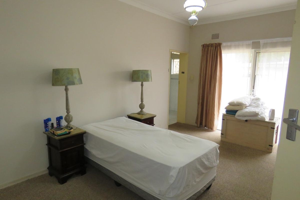 Ideal Family Haven: Spacious Home, Flat & Large Garage - Photo 3
