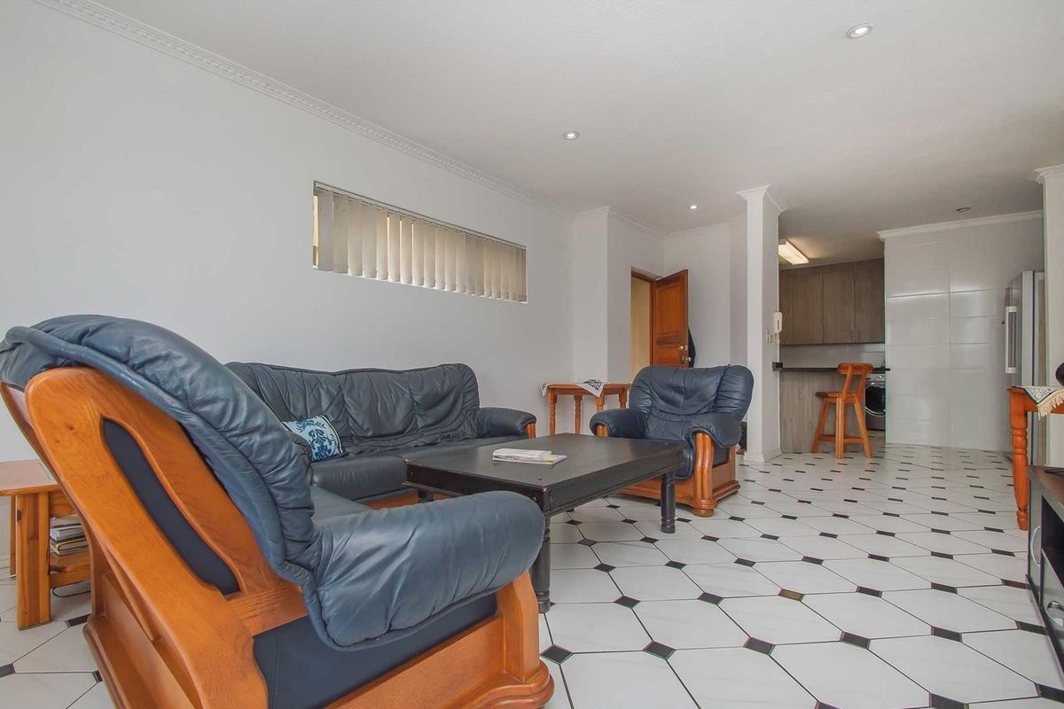 Secure Upmarket Apartment Living with Gorgeous Space. - Photo 2