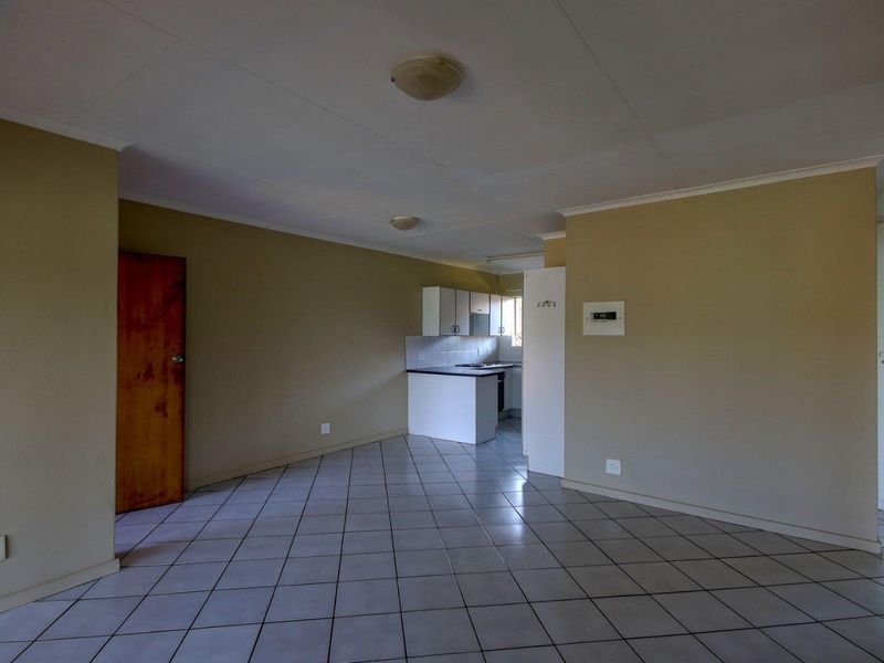 First-floor, 2 bed 1 bath unit in Faerie Glen - Photo 5