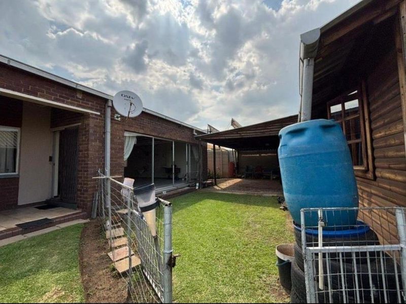 4 Bedroom House For Sale in Vanderbijlpark CE3 - Photo 4