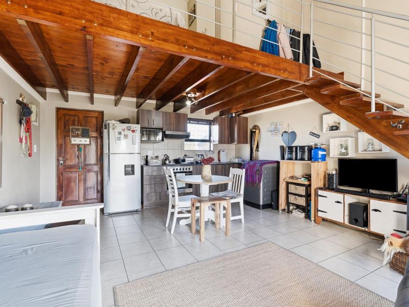 Charming Loft-Style Apartment - Photo 8