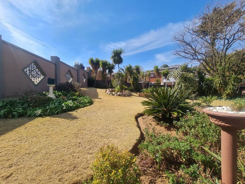 Boomed-Off Beauty: Spacious Home with Endless Entertainment Options - Photo 8