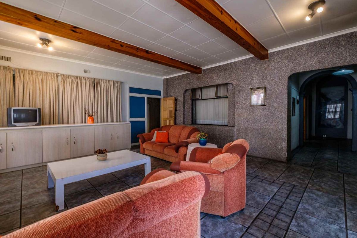 Rental investment property - 13 room compound for sale in Rosettenville - Photo 4