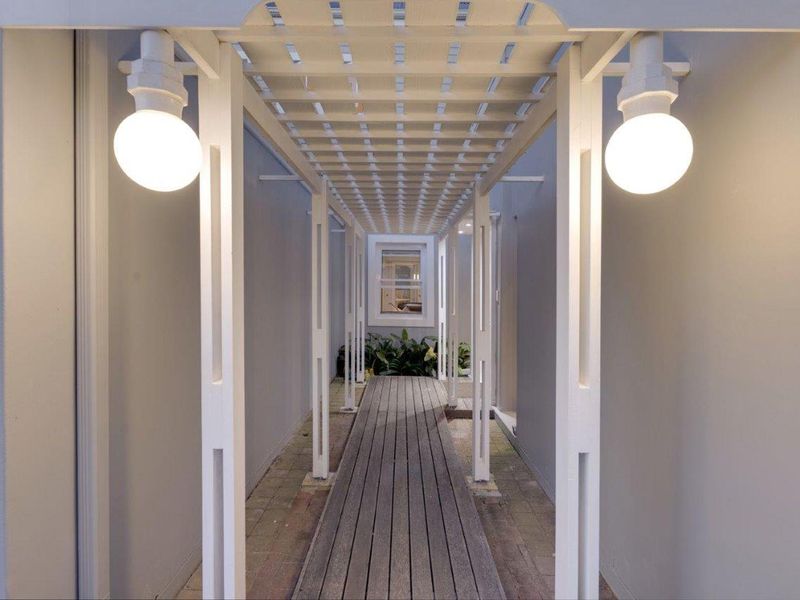 Waterside living pushed to its limit of luxury - Photo 3