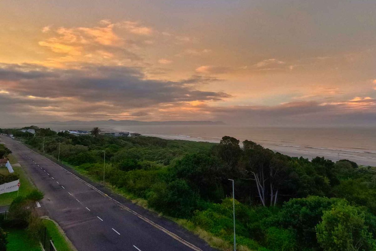 Prime Coastal Escape - Photo 4