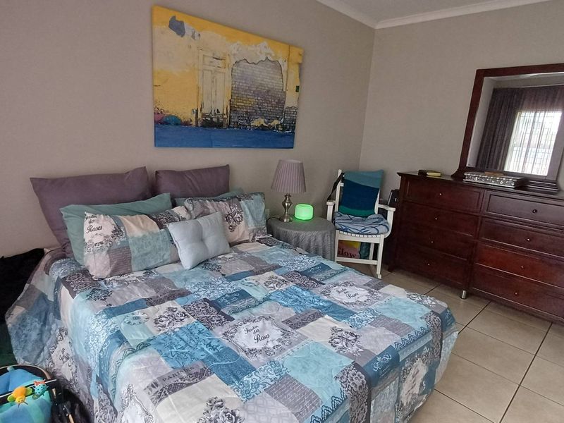 Exquisite Family Home - Photo 10