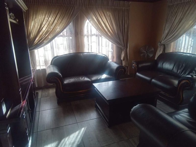 3 bedroom house in Siluma view,Katlehong - Photo 3