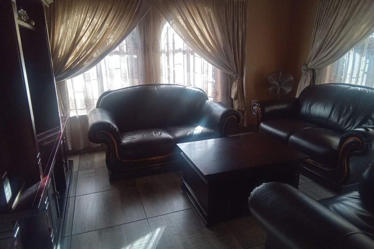 3 bedroom house in Siluma view,Katlehong - Photo 3