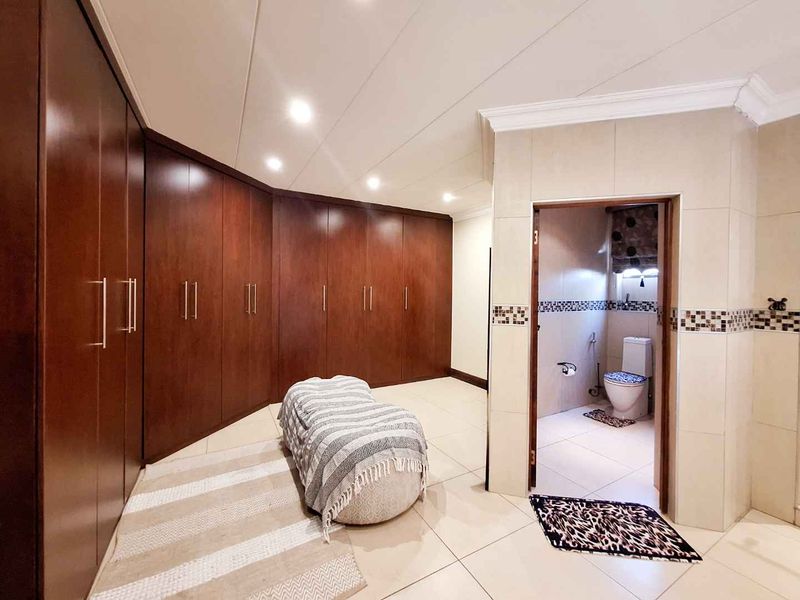 Magnificent Modern Living in The Wilds Security Estate!  The Entertainer's dream! Ideal for Embassy personnel or Executives!. - Photo 8