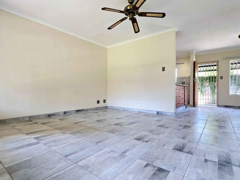 SPACIOUS 3 BEDROOM TOWNHOUSE IN DOORNPOORT - Photo 4