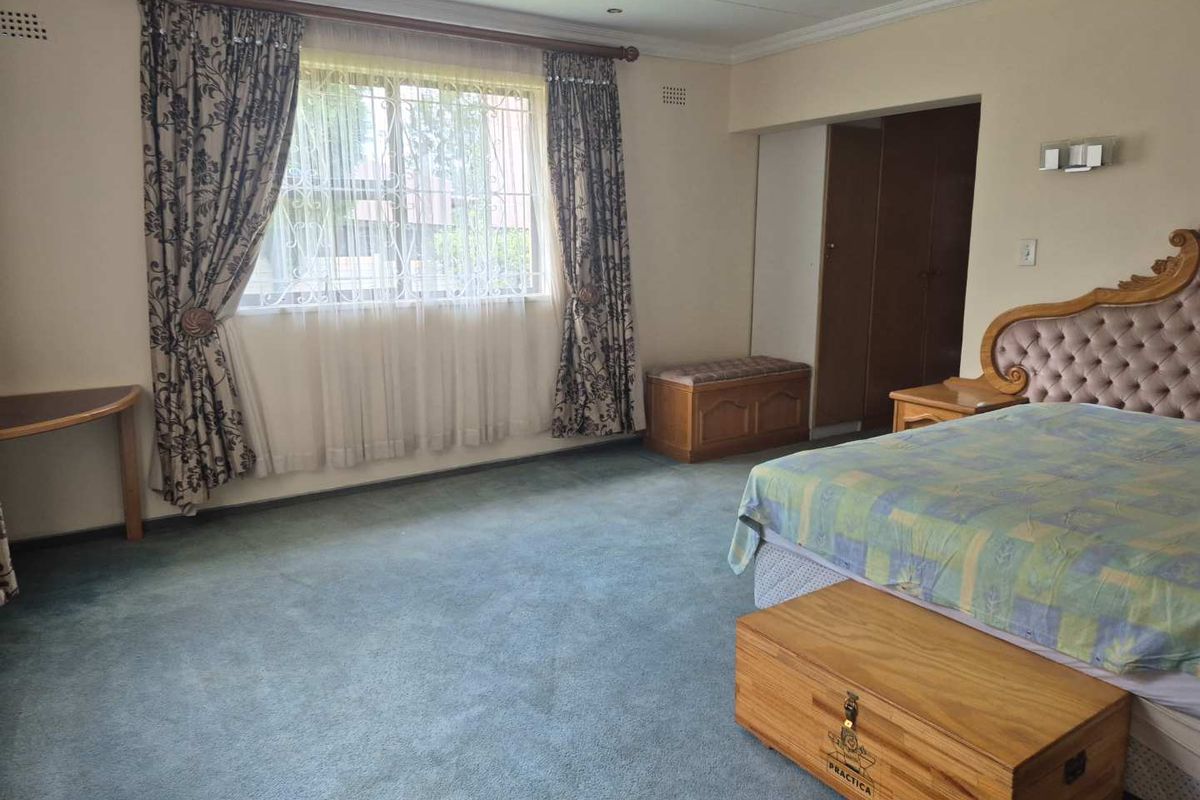 Large  family home,  ideal for large extended family - Photo 5