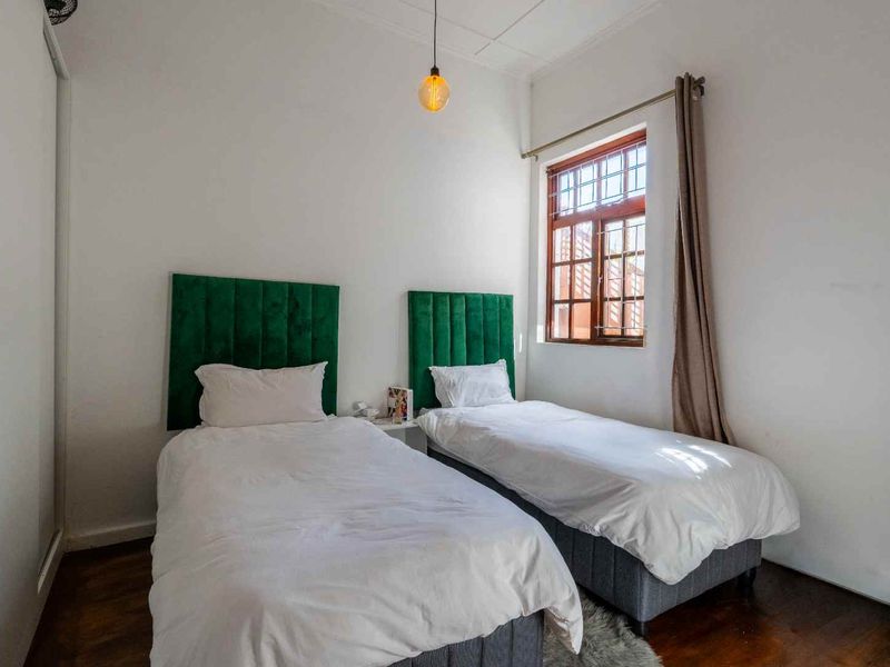 Charming 2-Bedroom Home with Rooftop Entertainment Area in the Heart of Sea Point - Photo 5