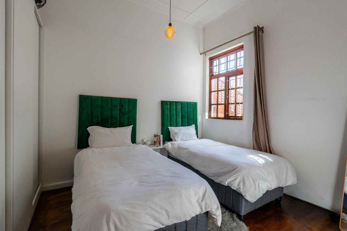 Charming 2-Bedroom Home with Rooftop Entertainment Area in the Heart of Sea Point - Photo 5