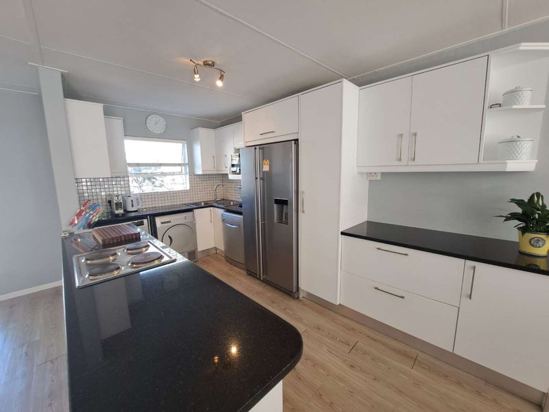 SUPER SOLE MANDATE – HOT PROPERTY IN KLEIN WINDHOEK! - Photo 4