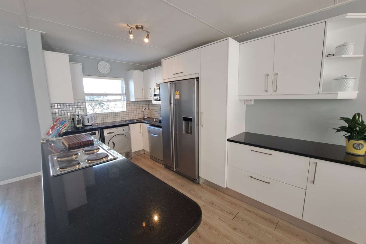 SUPER SOLE MANDATE – HOT PROPERTY IN KLEIN WINDHOEK! - Photo 4