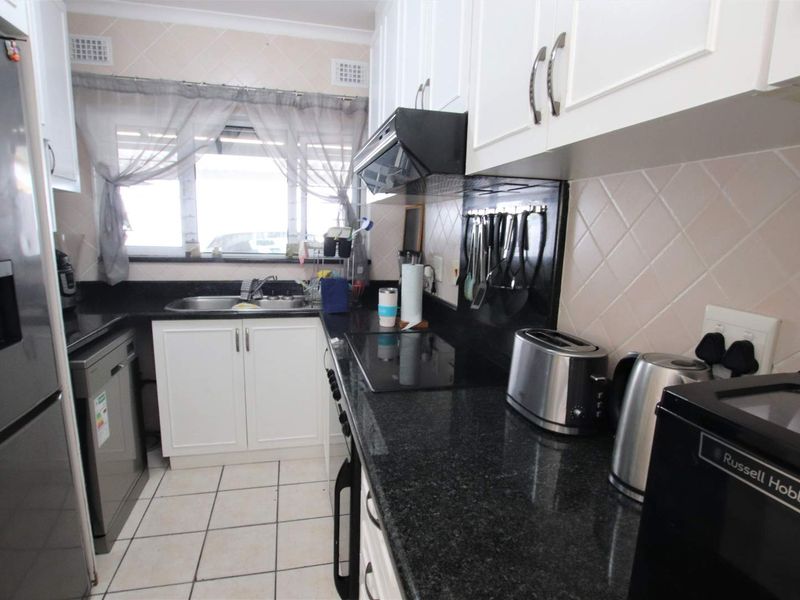 Pet friendly Garden Townhouse, with private pool within 500 meters of the Beach!! - Photo 9