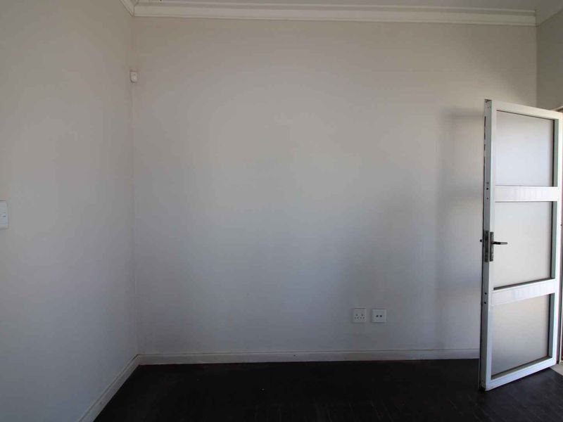Perfect located close to Industrial area! - Photo 2