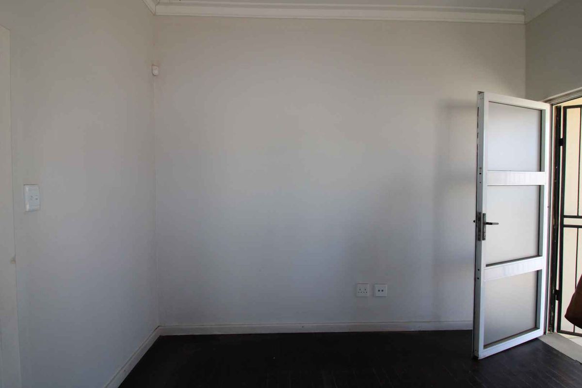 Perfect located close to Industrial area! - Photo 2