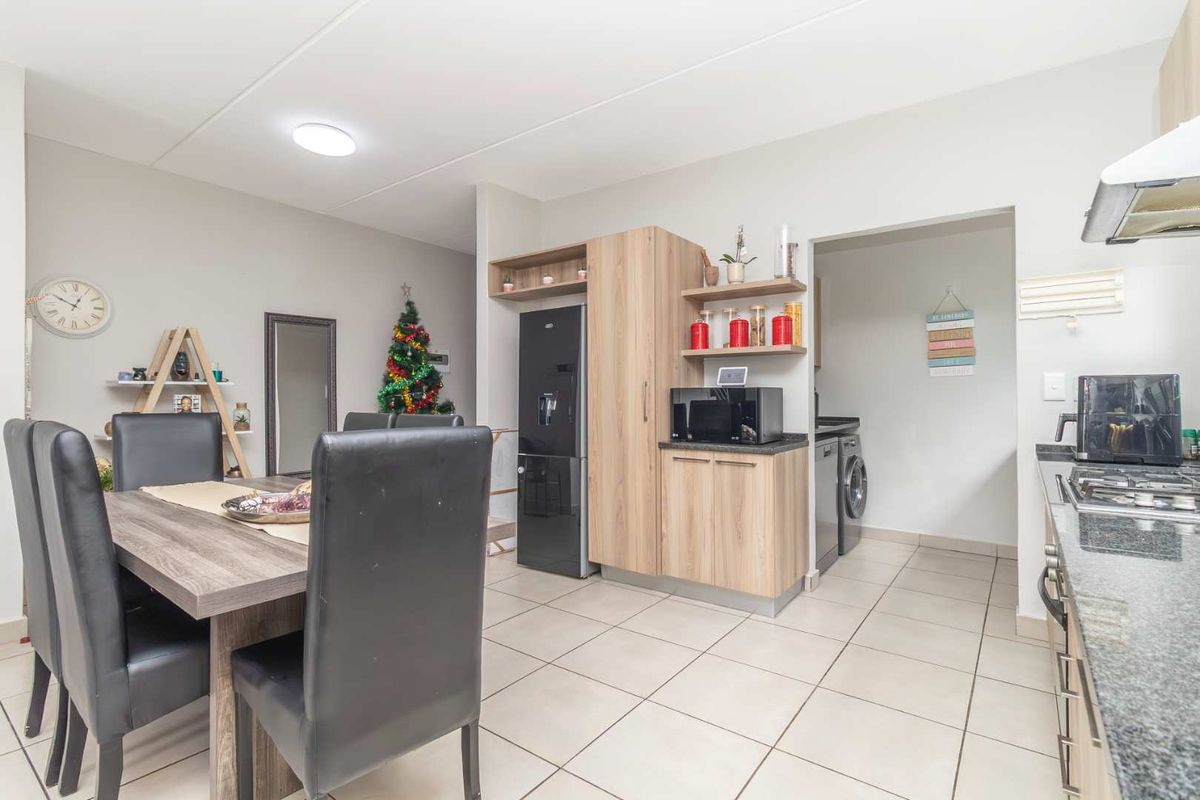 Live The Dream :  Modern Comforts and Ideal Location - Photo 5