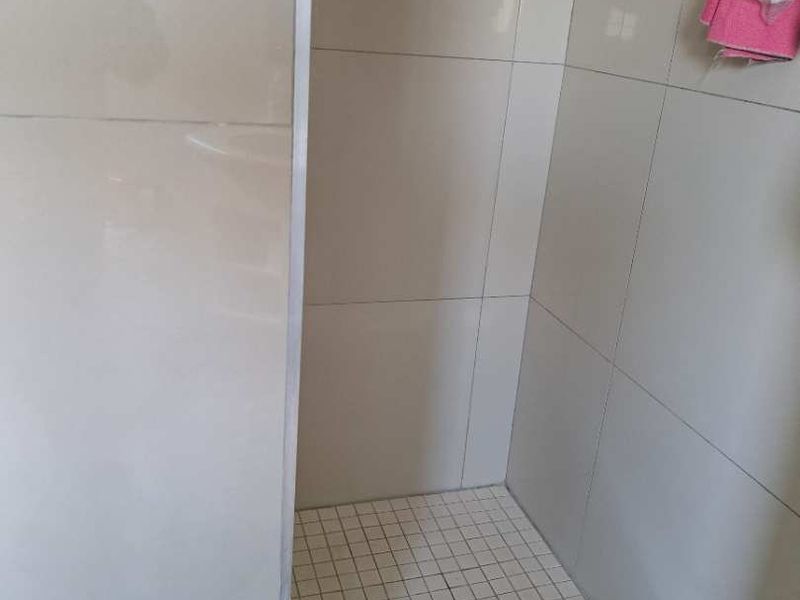 Secure 2-bedroom apartment in Halfway Gardens with garden - Photo 8