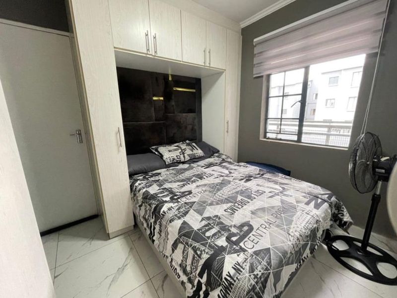 FEAST YOUR EYES - RENOVATED AND MODERN!! - Photo 8