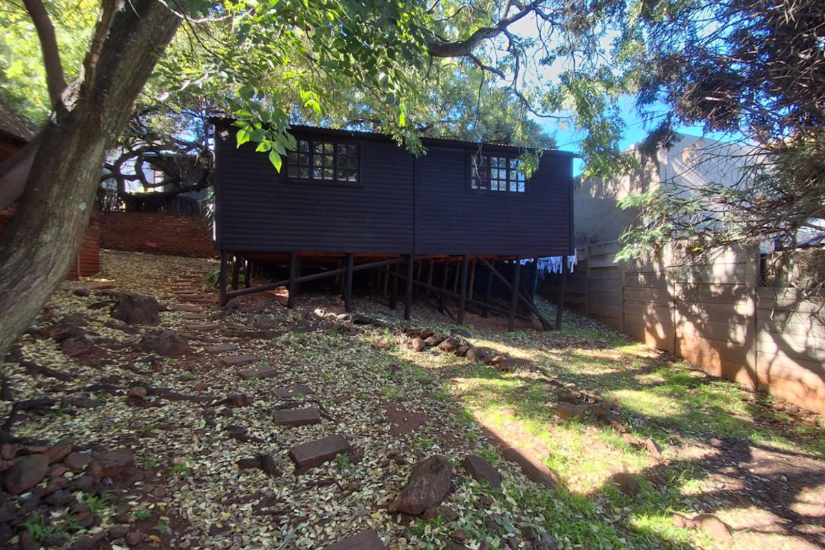 Charming Hillside Family Home with Cottage – Mulbarton - Photo 4