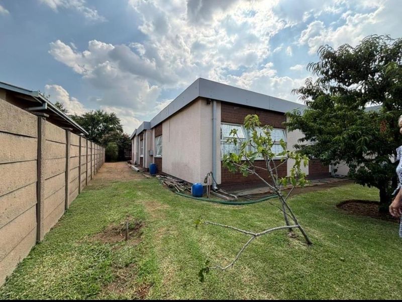 4 Bedroom House For Sale in Vanderbijlpark CE3 - Photo 3