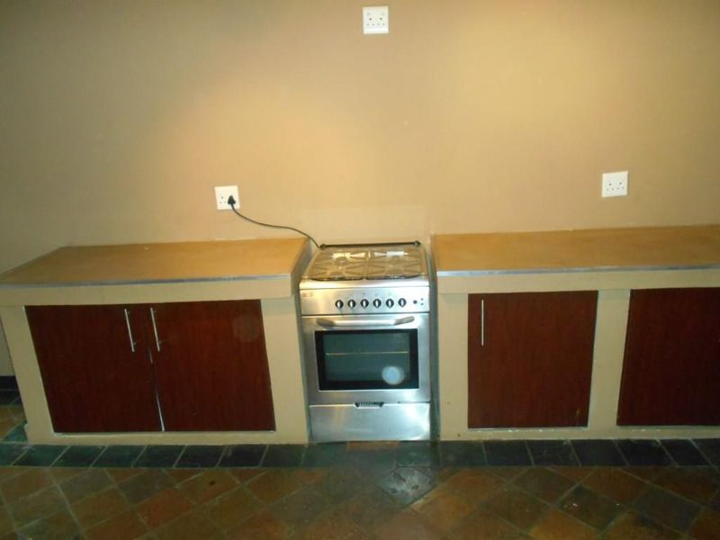 EXCLUSIVE MANDATE ON THIS 3 BEDROOM HOUSE WITH 5 FLATS PROUDLY ADVERTIZE BY KARIS PROPERTIES. - Photo 6