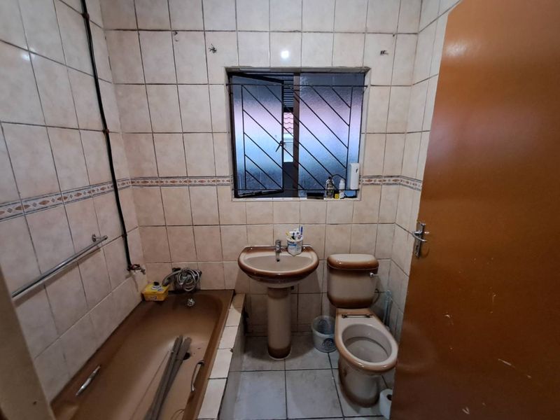 A Stunning House In Birch Acres - Photo 6