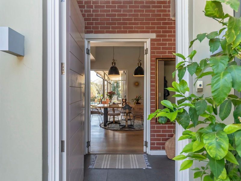 Classic modern day living in waterfall country estate - Photo 2