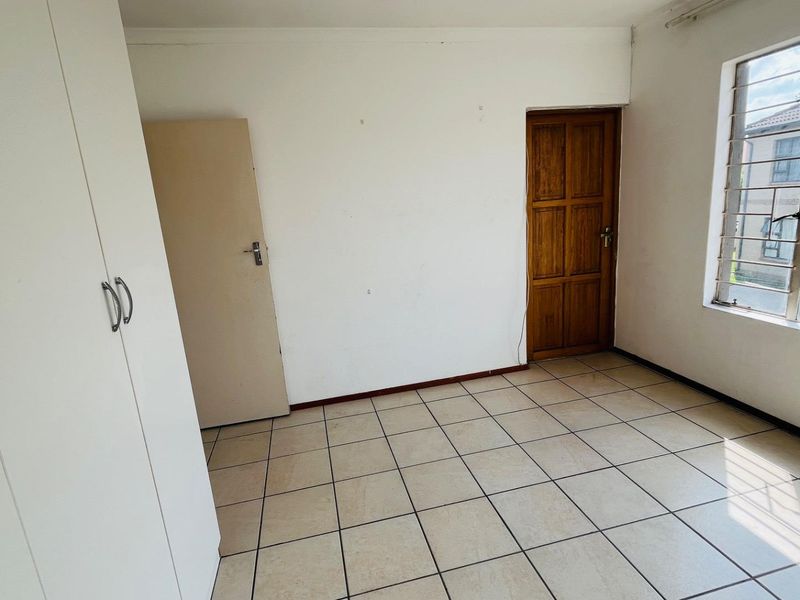 Lock up and go apartment in estate! - Photo 9