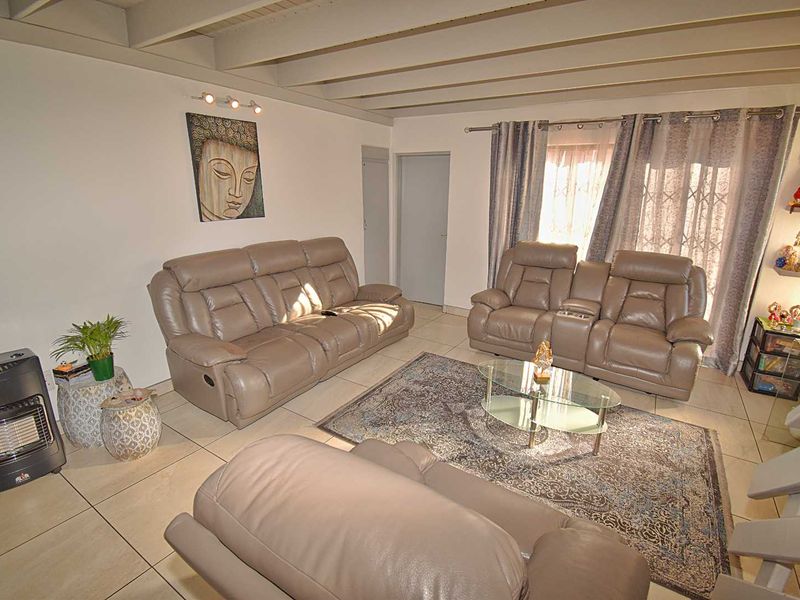 Home in a secure estate! - Photo 9