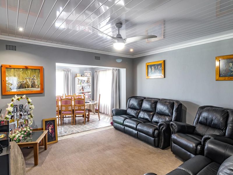 Charming Family Home with Flatlet and Workshop on Expansive Stand - Photo 9