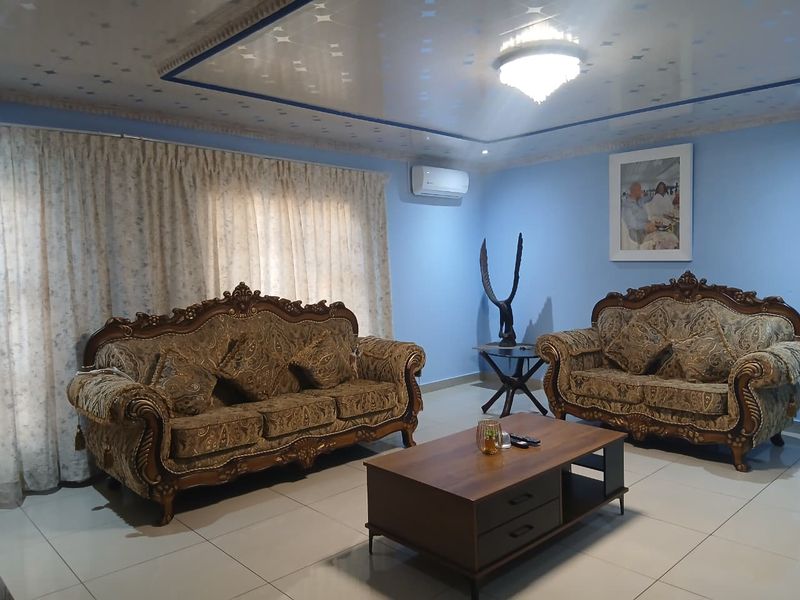 Spacious Elegance: Perfect Family Home or Guest Oasis! - Photo 4