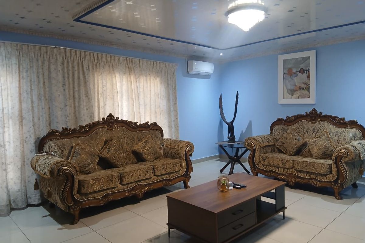 Spacious Elegance: Perfect Family Home or Guest Oasis! - Photo 4