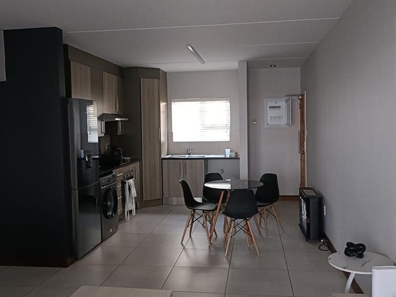2 Bedroom Townhouse, perfect for investor/newly wed couple or a retiree/retired couple - Photo 5