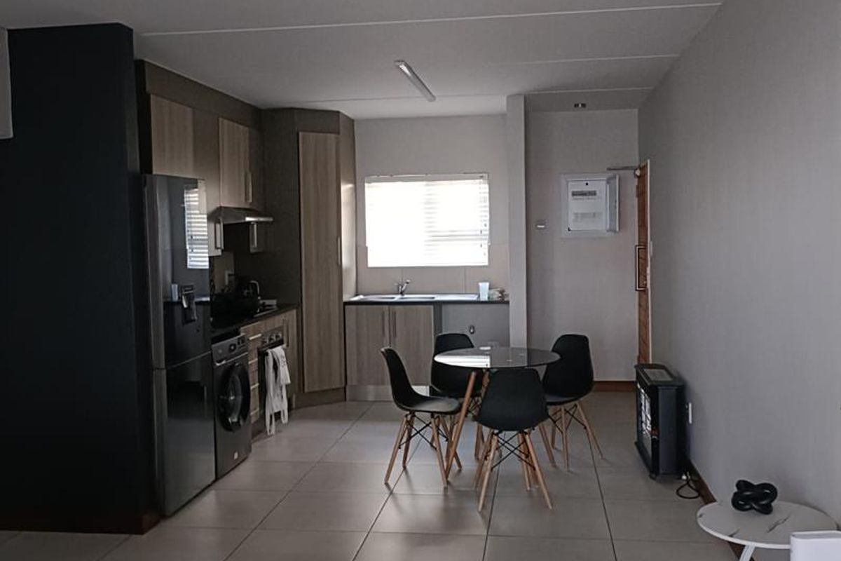 2 Bedroom Townhouse, perfect for investor/newly wed couple or a retiree/retired couple - Photo 5