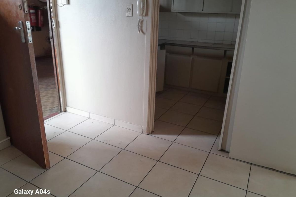 Bachelor Units (spacious with Balcony) - Photo 3