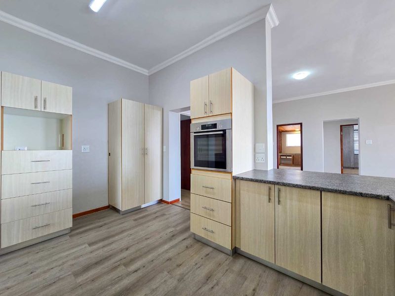 Coastal living with sea views and great location. - Photo 10