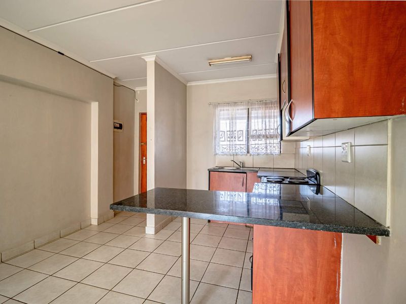 Charming 2-Bedroom Apartment with Excellent Potential - Photo 5